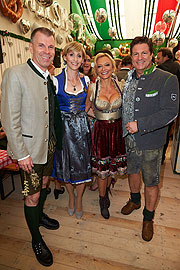Peter Mey (Leiter BMW Niederlassung München), Ehefrau Candy Mey, Francis Fulton - Smith, Claudia Hillmeier  beim 15. BMW Armbrustschießen am 24.09.2018 ©Foto: People Picture / Jens Hartmann